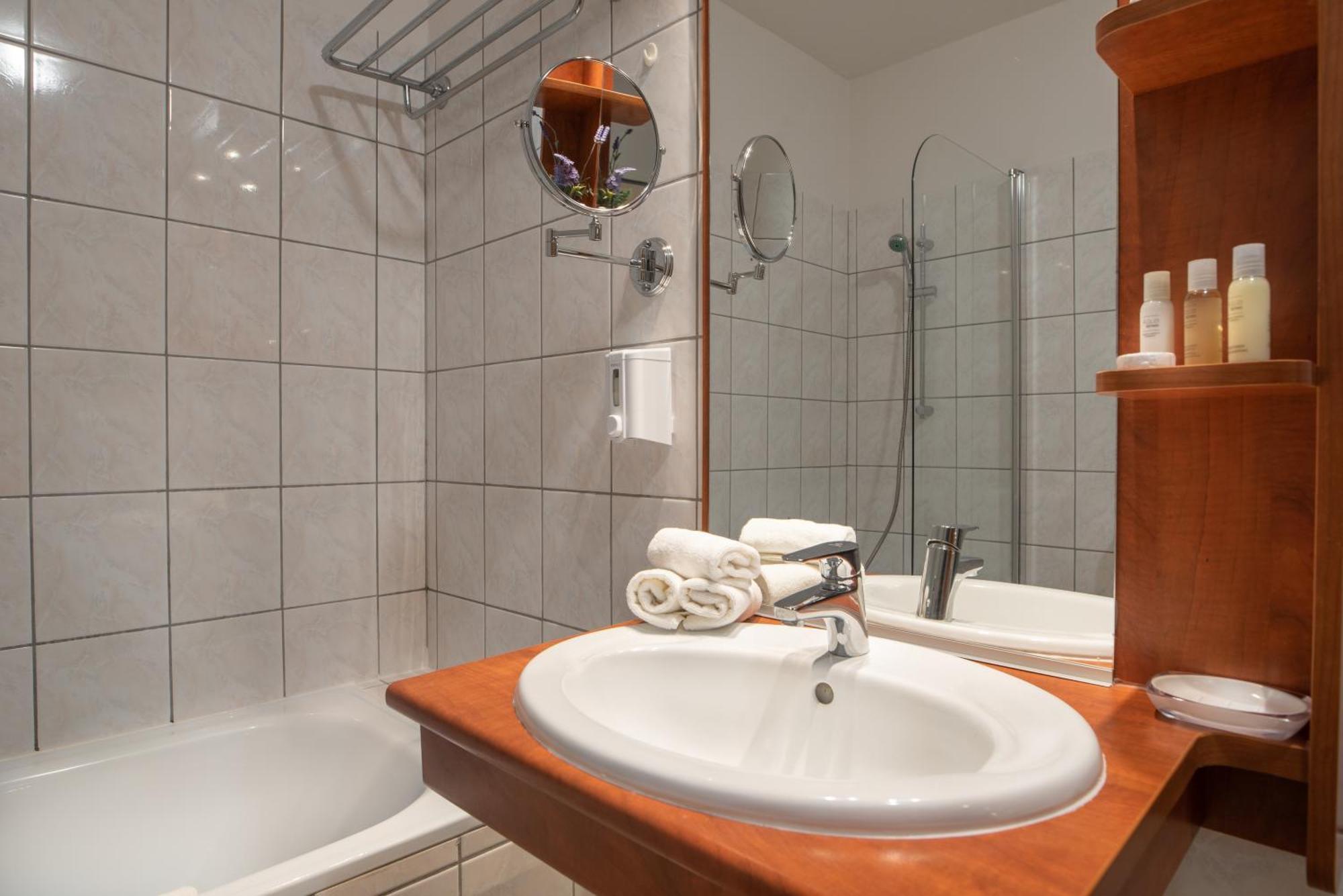 Holdvirag Hotel Sárvár Dış mekan fotoğraf