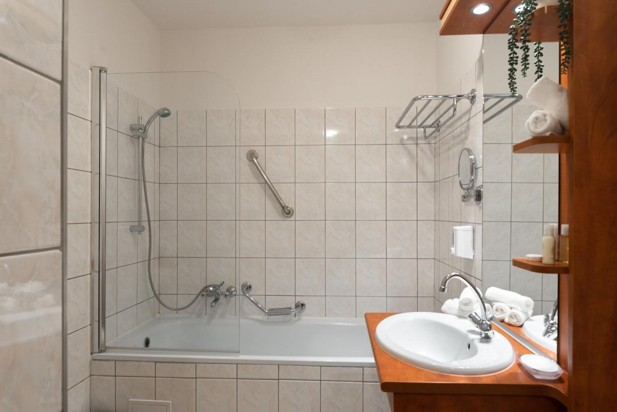 Holdvirag Hotel Sárvár Oda fotoğraf